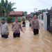 Kapolresta Jambi Berjalan Kaki Terobos Banjir Beri Himbauan ke Warga. (Foto : ist)