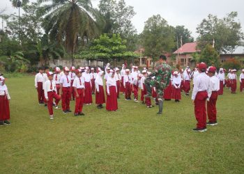 Satgas TMMD Ke-123 Kodim Bute Latih PBB Murid SDN 06/VII Teluk Kuali. (Foto : ist)
