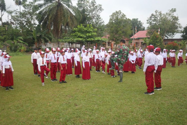 Satgas TMMD Ke-123 Kodim Bute Latih PBB Murid SDN 06/VII Teluk Kuali. (Foto : ist)