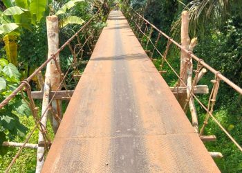 Usai Viral di Medsos, Akhirnya Jembatan Penghubung Dua Desa di Merangin Diperbaiki Seadanya. (Foto : ist)