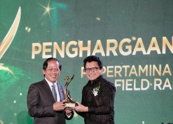 General Manager Pertamina Hulu Rokan Zona 1 Hari Widodo (kanan) menerima penghargaan lingkungan PROPER dari Menteri Lingkungan Hidup Hanif Faisol Nurofiq, Senin (24/02/2025). Hari menerima 1 PROPER Emas untuk dan 3 PROPER Hijau untuk anak perusahaan hulu migas di wilayah kerjanya. (Foto : ist)