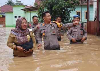 Pastikan Keadaan Warga, Kapolresta Jambi Basah-basahan Cek Lokasi Banjir di Kenali Asam Bawah. (Foto : ist)