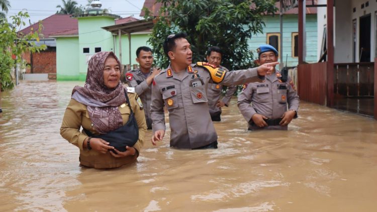 Pastikan Keadaan Warga, Kapolresta Jambi Basah-basahan Cek Lokasi Banjir di Kenali Asam Bawah. (Foto : ist)