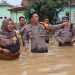 Pastikan Keadaan Warga, Kapolresta Jambi Basah-basahan Cek Lokasi Banjir di Kenali Asam Bawah. (Foto : ist)