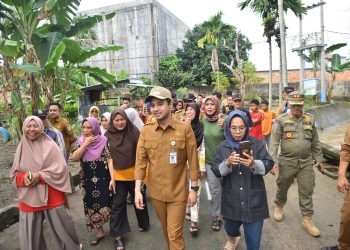 Wawako Diza Kunjungi Warga Terdampak Banjir dan Salurkan Bantuan untuk Dapur Umum. (Foto : ist)