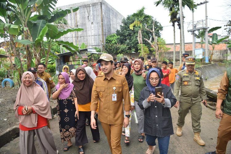 Wawako Diza Kunjungi Warga Terdampak Banjir dan Salurkan Bantuan untuk Dapur Umum. (Foto : ist)