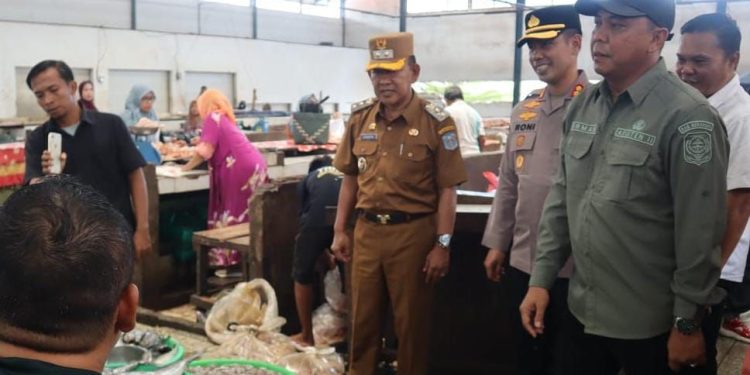 Jelang Puasa, Wabup Khafid Pantau Harga Sembako di Pasar. (Foto : ist)