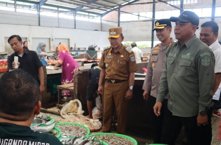 Jelang Puasa, Wabup Khafid Pantau Harga Sembako di Pasar. (Foto : ist)
