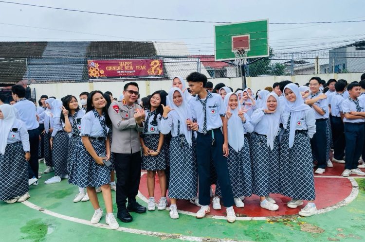 Sambangi SMA Unggul Sakti, Kapolresta Jambi Edukasi Tentang Hukum-Disiplin. (Foto : ist)