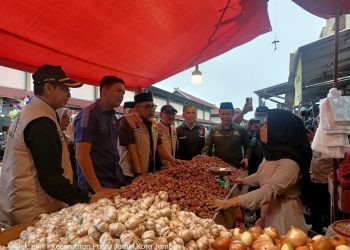 Sidak ke Pasar Angso Duo, Sekda Sudirman Pastikan Sembako Tersedia dan Terjangkau Jelang Puasa dan Lebaran. (Foto : ist)