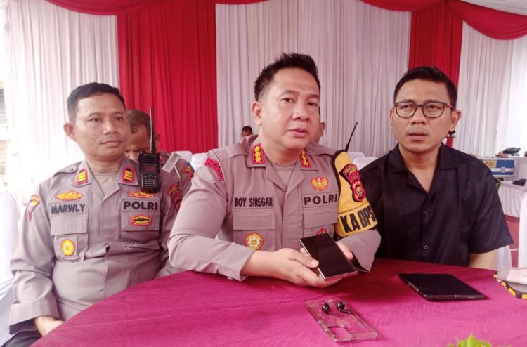 Kapolresta Jambi Kombes Pol Boy Sutan Binanga Siregar (tengah) saat ditemui usai acara peletakkan batu pertama SPPG Polda Jambi. (Foto : Rolan - sinarjambi.com)