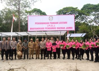 Panen di Pekarangan Pangan Lestari Bhayangkari Daerah Jambi Dukung Ketahanan Pangan Nasional. (Foto : Rolan - sinarjambi.com)