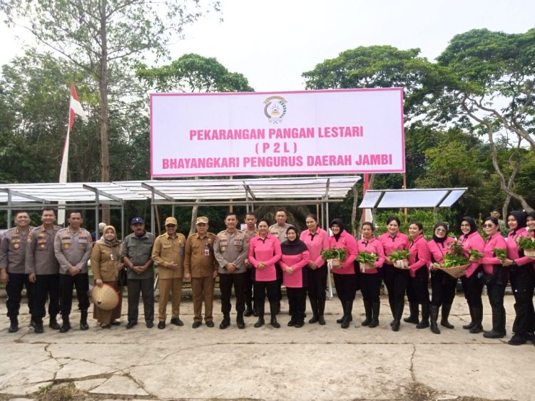 Panen di Pekarangan Pangan Lestari Bhayangkari Daerah Jambi Dukung Ketahanan Pangan Nasional. (Foto : Rolan - sinarjambi.com)