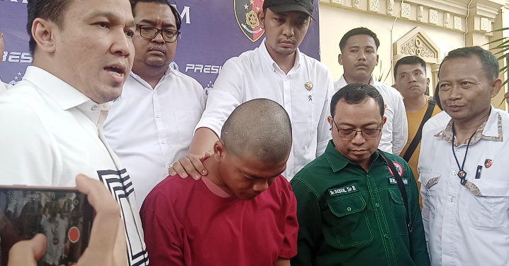 Manang Soebeti (kiri) saat jumpa pers bersama ketua IDI provinsi Jambi Dr Deden (kanan). (Foto : Rolan - sinarjambi.com)