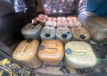 Satreskrim Polres Merangin Amankan Pelaku Bawa Mobil Berisi 16 Galon BBM Bersubsidi Pertalite. (Foto : ist)