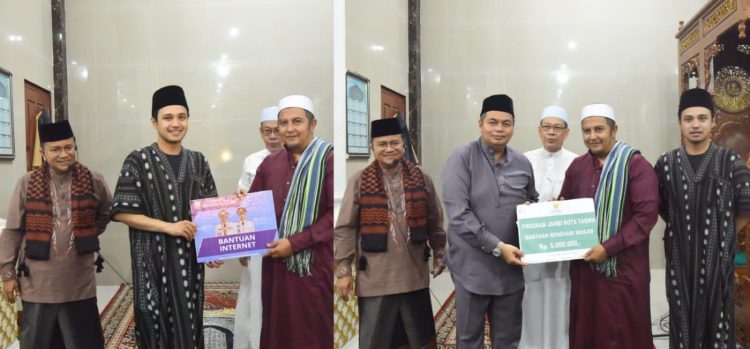 Safari Ramadhan di Masjid Al-Fatah Al-Bafadhal, Wali Kota Maulana Serahkan Bantuan Renovasi Masjid dan Internet Gratis. (Foto : ist)