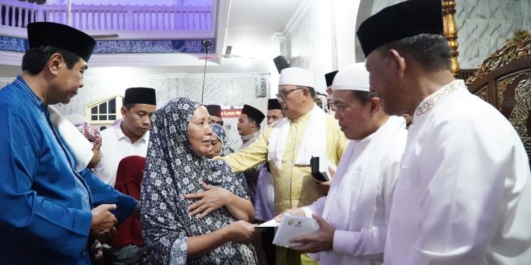 Safari Ramadhan di Merangin, Gubernur Al Haris Serahkan Bantuan Rp 45 Juta. (Foto : ist)