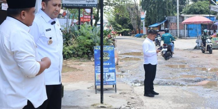 Bupati HM Syukur Tinjau Jalan Rangkayo Hitam. (Foto : ist)