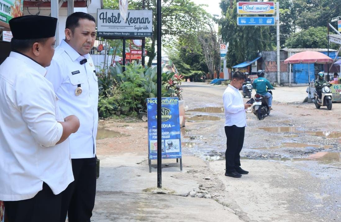 Bupati HM Syukur Tinjau Jalan Rangkayo Hitam. (Foto : ist)