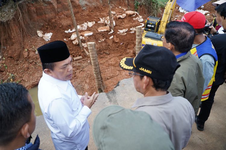 Tinjau Pembuatan Jembatan Baley, Gubernur Al Haris: Insyaallah Minggu Selesai. (Foto : ist)