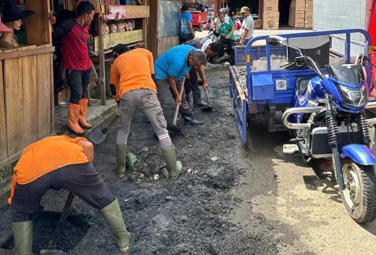 Pedagang Pasar Bawah Acungkan Jempol Buat Bupati Merangin. (Foto : ist)