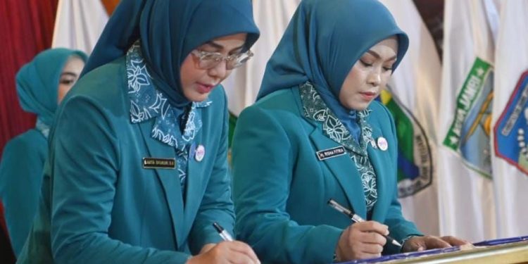 Hj Lavita Syukur Resmi Dikukuhkan Jadi Ketua TP PKK Merangin. (Foto : ist)