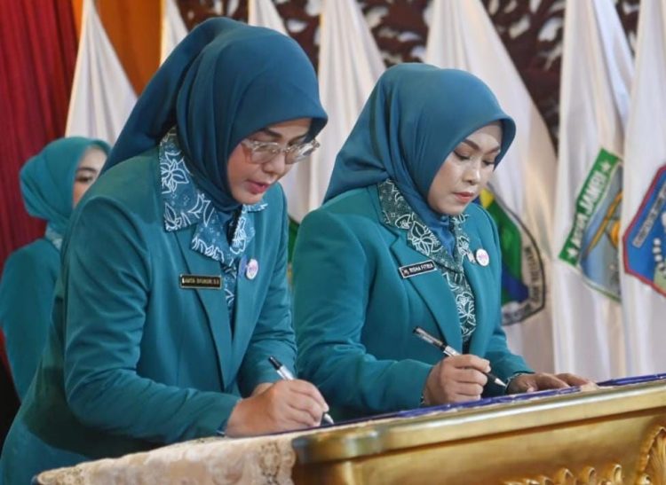 Hj Lavita Syukur Resmi Dikukuhkan Jadi Ketua TP PKK Merangin. (Foto : ist)