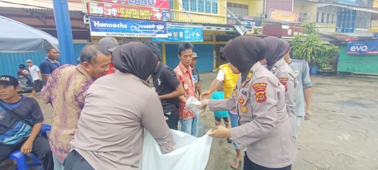 Personel Ditbinmas Polda Jambi Berbagi Takjil. (Foto : ist)