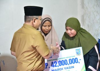 Ketua RT Gugur Dalam Tugas, Wali Kota Maulana Sampaikan Duka dan Salurkan Santunan Kematian. (Foto : ist)