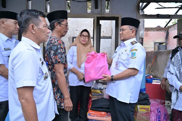 Kunjungi Korban Kebakaran, Wali Kota Maulana Sampaikan Duka dan Salurkan Bantuan Tanggap Darurat. (Foto : ist)