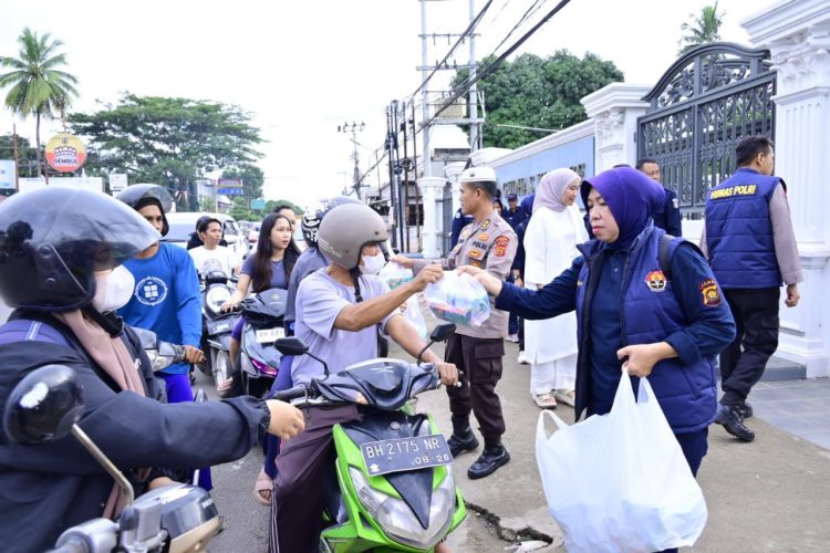 Beri Takjil ke Warga, Bidhumas Polda Jambi Berbagi Kebaikan dan Keberkahan. (Foto : ist)