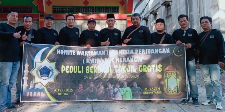 Hari Baik Bulan Baik, KWIP DPC Merangin Bagikan Ratusan Takjil Jelang Berbuka Puasa. (Foto : ist)