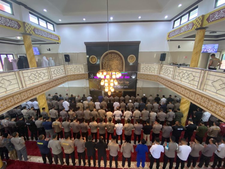 Polri Berduka 3 Personel Gugur, Polda Jambi Shalat Ghaib. (Foto : ist)