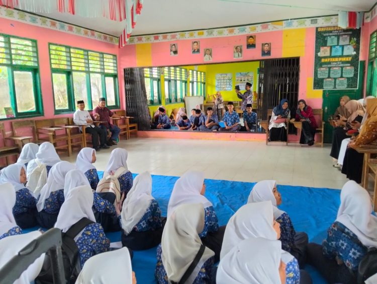 Hari Terakhir Sekolah, MTSN 2 Merangin Gelar Pesantren Ramadhan dan Galang Bantuan Korban Banjir. (Foto : ist)