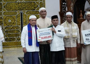 Gubernur Al Haris Berikan 1 Tiket Umroh untuk Warga. (Foto : ist)