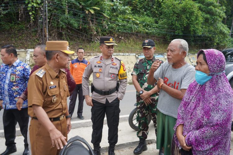 Kembali Amblas, Wabup HA Khafid Tinjau Jalan Bukit Tiung. (Foto : ist)