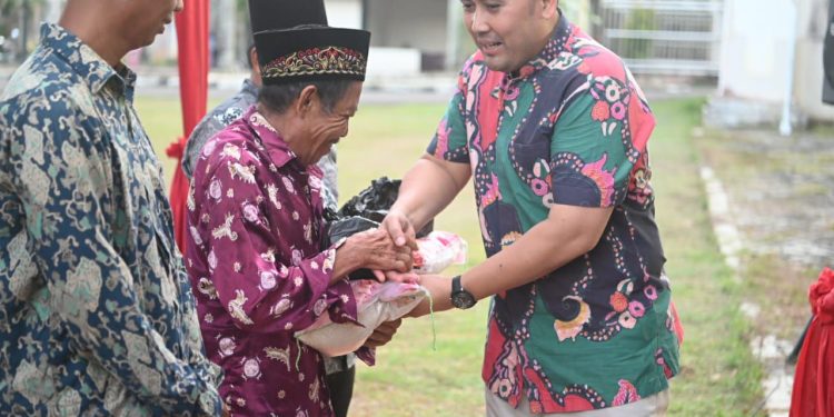 Haru! Bupati, Wabup dan Sekda Merangin Buka Bersama Petugas Kebersihan. (Foto : ist)