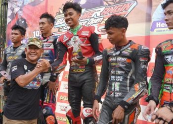 Wabup Merangin serahkan piala kepada para pemenang. (Foto : ist)