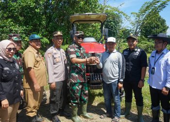 Dandim Bute ikuti tanam padi serentak sebagai komitmen sukseskan swasembada pangan. (Foto : ist)