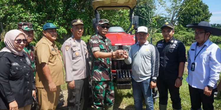 Dandim Bute ikuti tanam padi serentak sebagai komitmen sukseskan swasembada pangan. (Foto : ist)