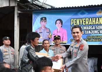 Kapolda Jambi bantu warga SAD di Sarolangun. (Foto : ist)