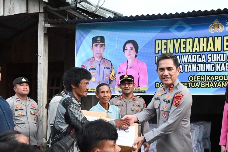 Kapolda Jambi bantu warga SAD di Sarolangun. (Foto : ist)