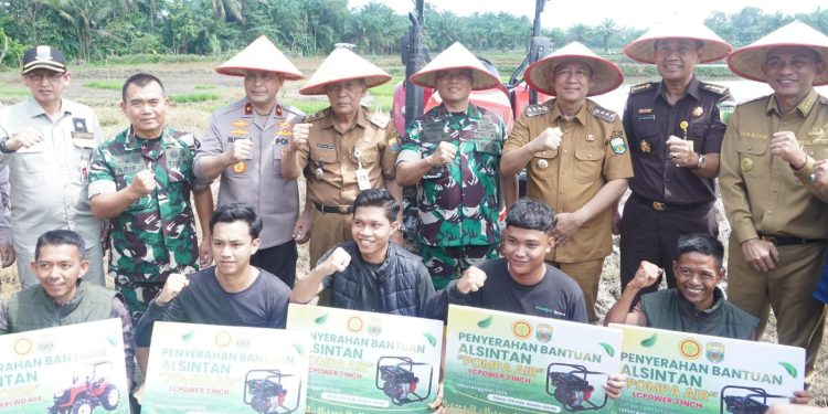 Wagub Sani pimpin tanam padi serentak se-provinsi Jambi. (Foto : ist)