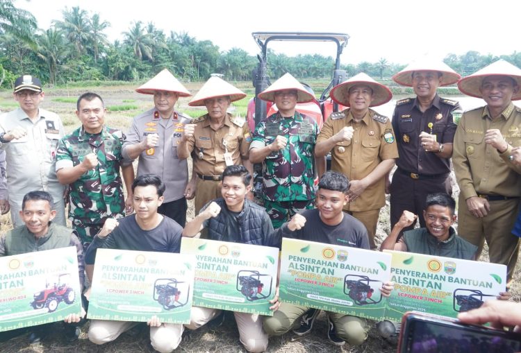 Wagub Sani pimpin tanam padi serentak se-provinsi Jambi. (Foto : ist)