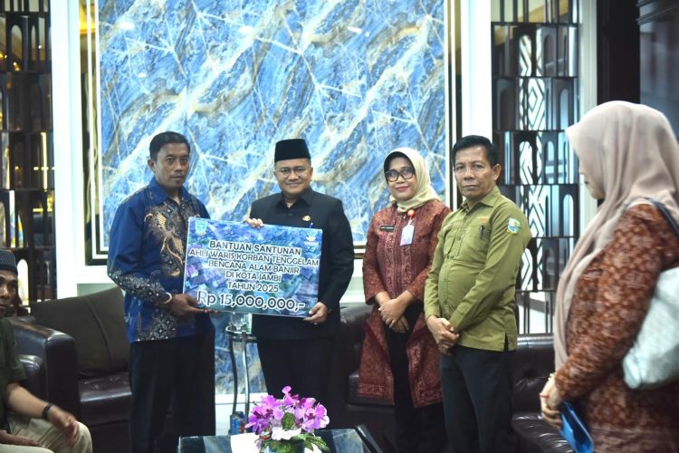 Wujud Kepedulian, Wali Kota Maulana Salurkan Bantuan Duka kepada Keluarga Korban Tenggelam. (Foto : ist)