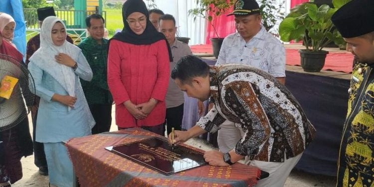 HM Syukur resmikan rumah dan data PKK Desa Lantak Seribu. (Foto : ist)
