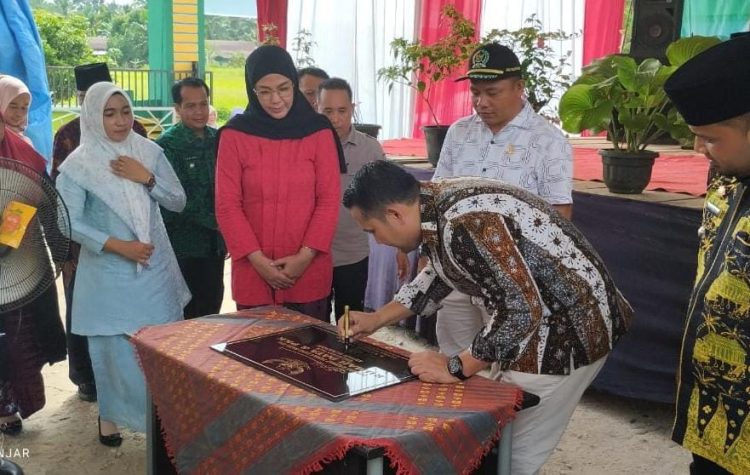 HM Syukur resmikan rumah dan data PKK Desa Lantak Seribu. (Foto : ist)
