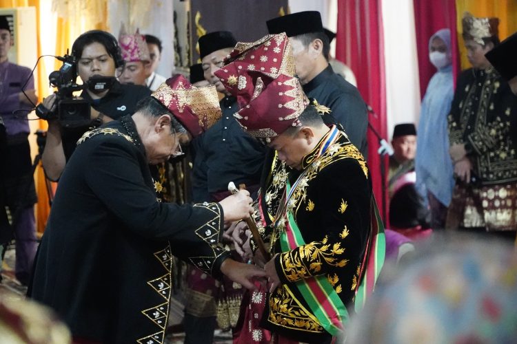 Gubernur diangkat sebagai Pemangku Adat Melayu LAM Provinsi Jambi. (Foto : ist)