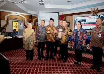 Nusron serahkan ratusan sertipikat tanah aset Pemda se Jawa Tengah. (Foto : ist)