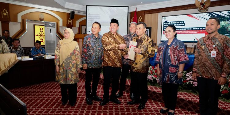 Nusron serahkan ratusan sertipikat tanah aset Pemda se Jawa Tengah. (Foto : ist)